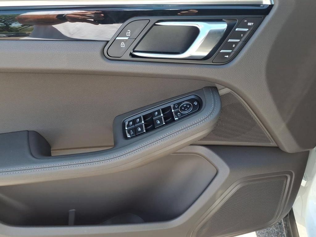 Used 2025 Porsche Macan AWD/4WD image 15
