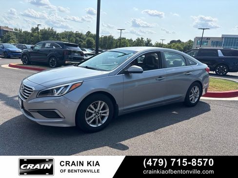 Used 2017 Hyundai Sonata SE w/ Cargo Package FWD image 2