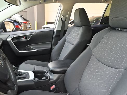 Used 2021 Toyota RAV4 XLE FWD image 9