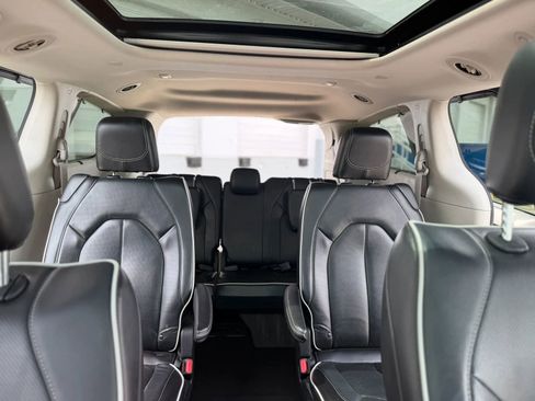 Used 2023 Chrysler Pacifica Limited FWD image 37