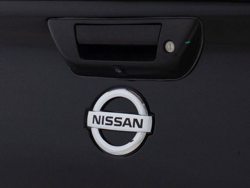 Used 2018 Nissan Titan PRO-4X w/ Pro-4x Convenience Package AWD/4WD image 17