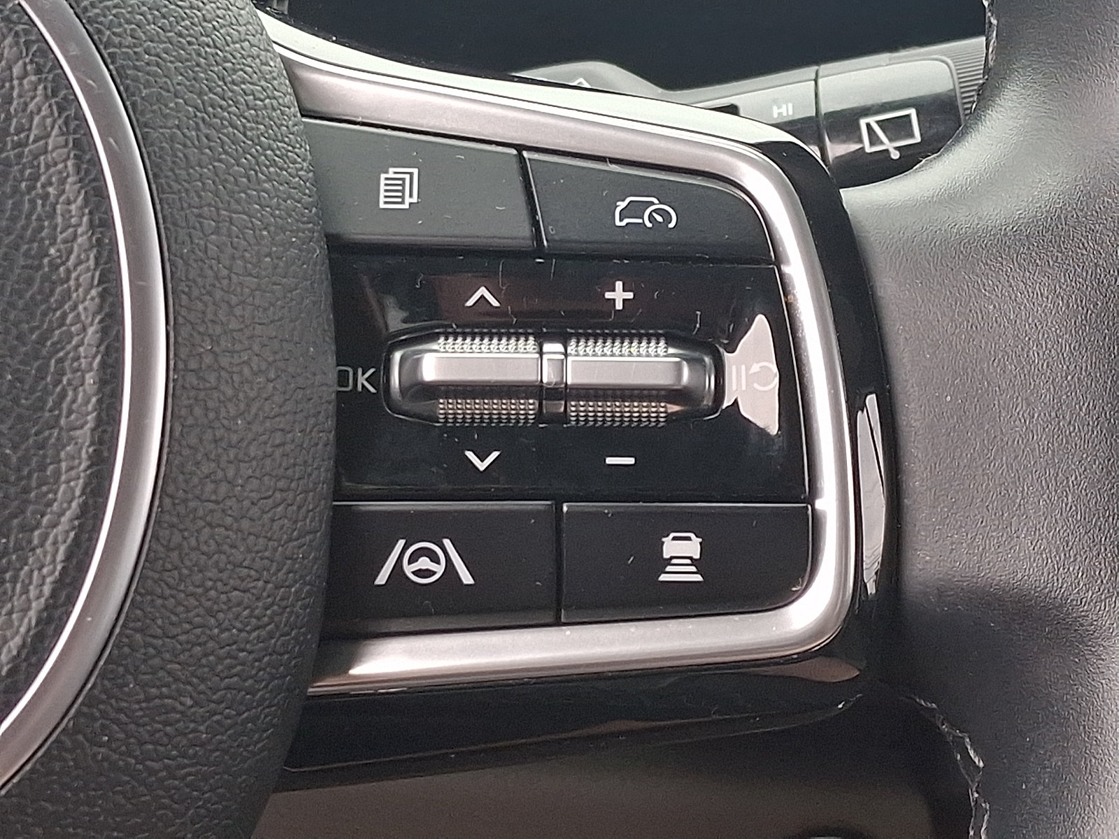 Certified 2025 Kia Carnival FWD image 24