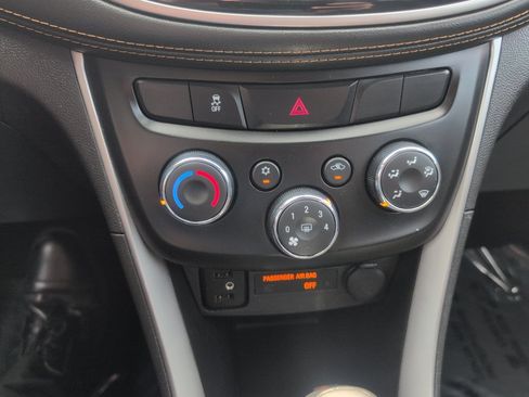 Used 2019 Chevrolet Trax LT w/ LT Convenience Package FWD image 18