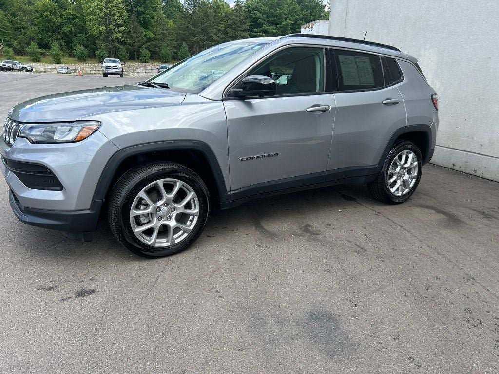 Used 2022 Jeep Compass Latitude AWD/4WD image 2
