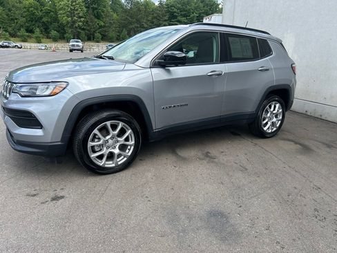 Used 2022 Jeep Compass Latitude AWD/4WD image 2