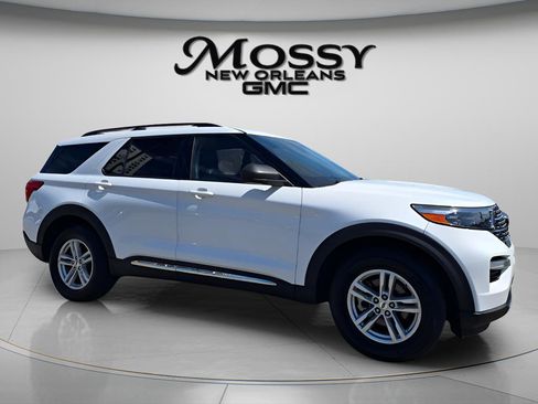 Used 2022 Ford Explorer XLT w/ Equipment Group 202A image 3