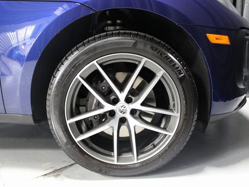 Certified 2025 Porsche Macan AWD/4WD image 21