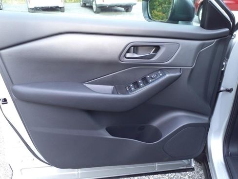 Used 2025 Nissan Rogue S image 9