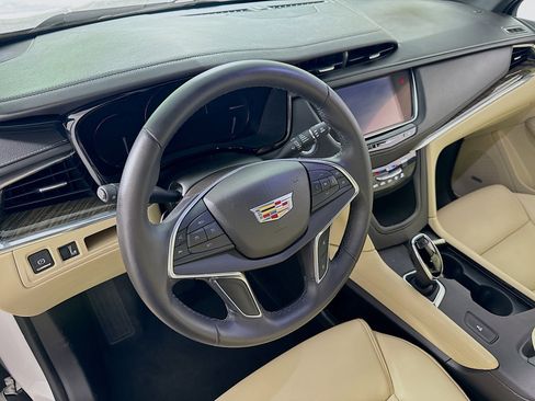 Used 2017 Cadillac XT5 FWD image 11