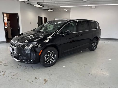 New 2027 Chrysler Pacifica Limited AWD/4WD image 3