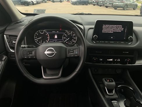 Used 2025 Nissan Rogue SV FWD image 14