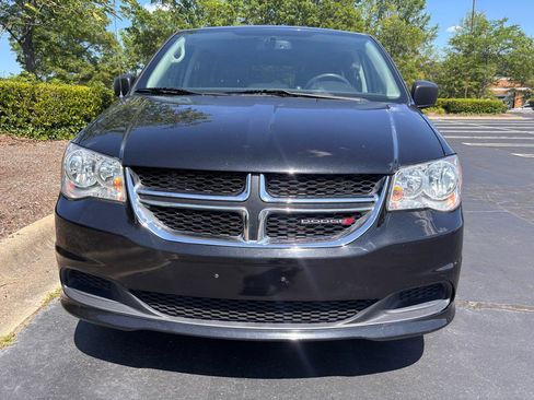 Used 2018 Dodge Grand Caravan SE w/ UConnect Hands-Free Group FWD image 3