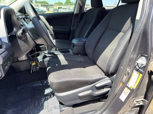 Used 2018 Toyota RAV4 LE FWD image 16