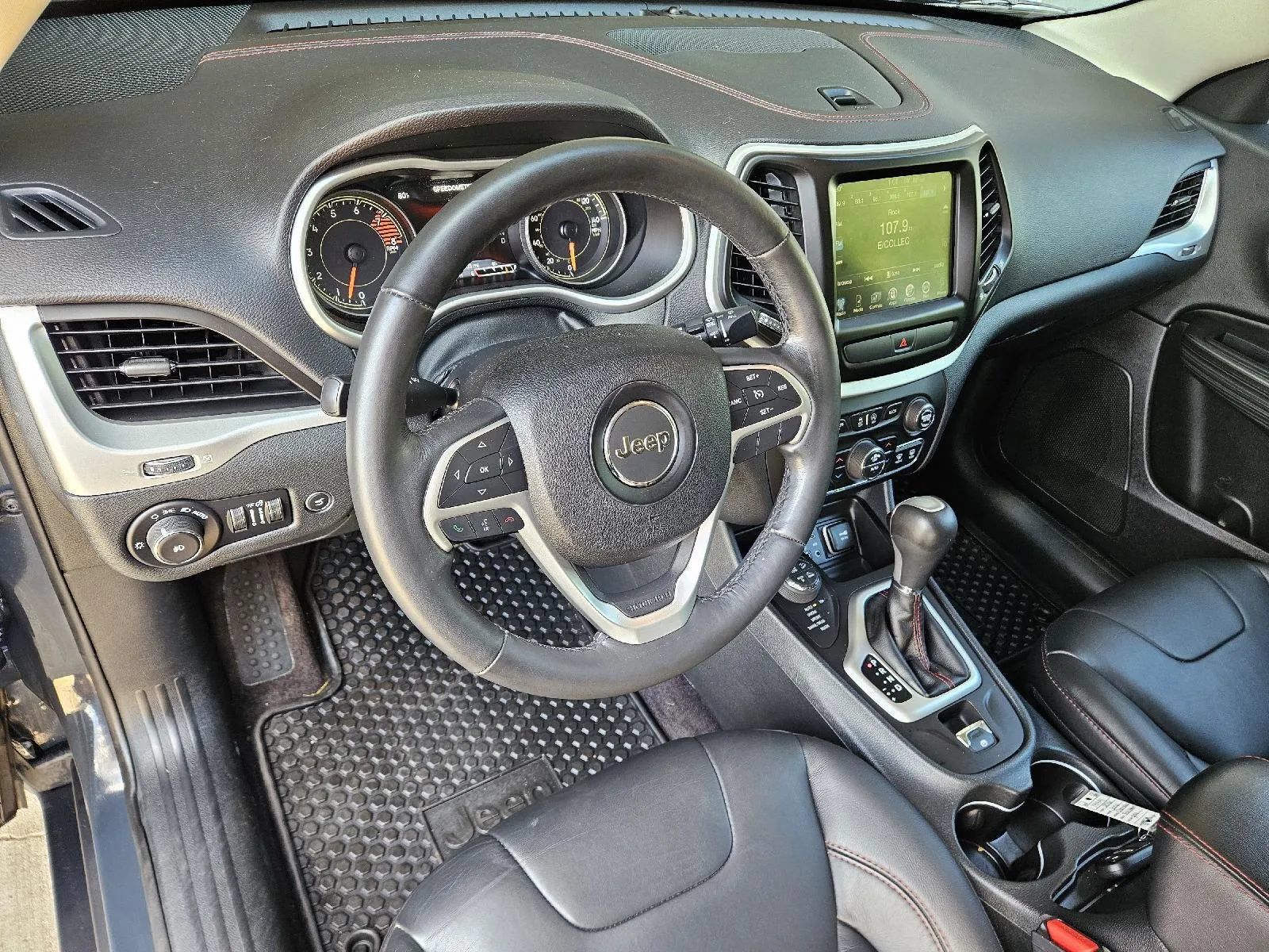 Used 2016 Jeep Cherokee Trailhawk w/ Comfort/Convenience Group AWD/4WD image 12