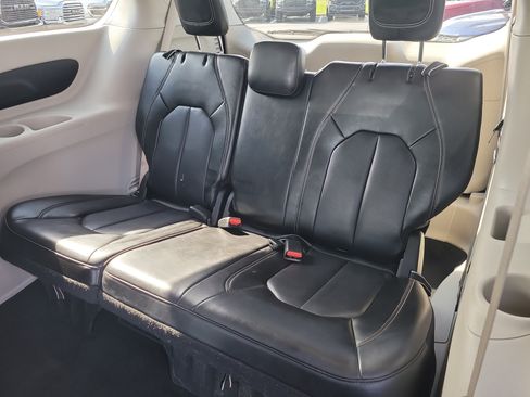 Used 2023 Chrysler Pacifica Touring-L FWD image 11