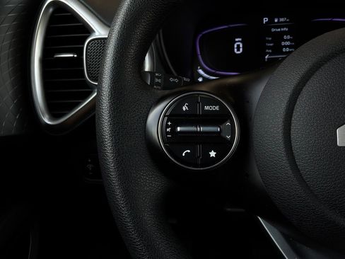Used 2025 Kia Soul LX w/ LX Technology Package FWD image 31