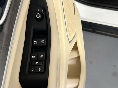 Used 2022 Jeep Grand Cherokee Limited w/ Luxury Tech Group II image 18