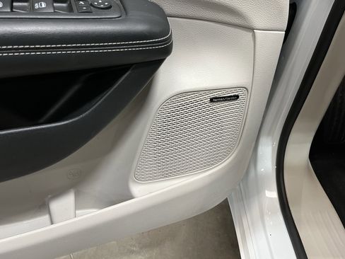 Used 2022 Chrysler Pacifica Limited w/ Uconnect Theater Family Group FWD image 19