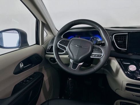Certified 2023 Chrysler Pacifica Touring-L FWD image 32