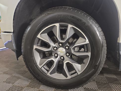 Used 2022 Chevrolet Silverado 1500 LT AWD/4WD image 32