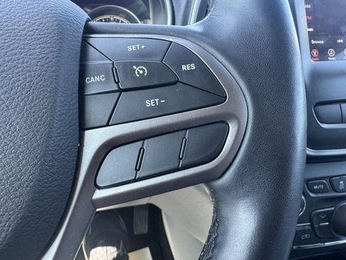 Used 2021 Jeep Cherokee Latitude Plus AWD/4WD image 17