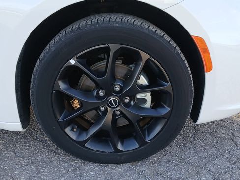 Used 2025 Chrysler Pacifica Limited image 14