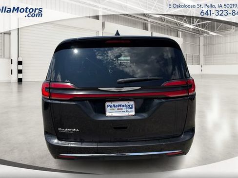 Used 2023 Chrysler Pacifica Touring-L FWD image 4