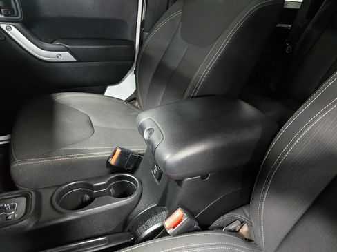 Used 2017 Jeep Wrangler Sahara w/ Connectivity Group AWD/4WD image 23