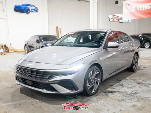 Used 2025 Hyundai Elantra SEL image 3