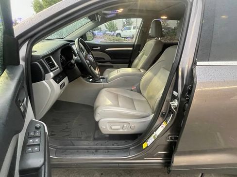 Used 2019 Toyota Highlander XLE w/ Carpet Mat Package (TMS) AWD/4WD image 12