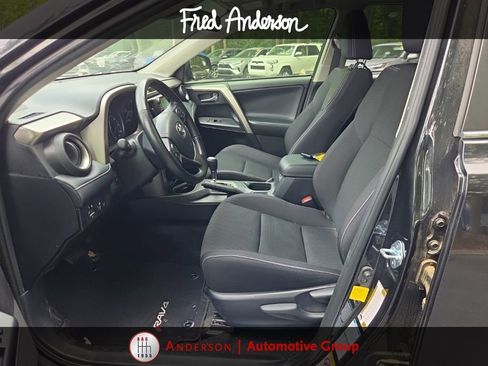 Used 2018 Toyota RAV4 XLE AWD/4WD image 3