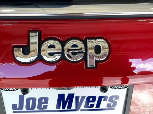 Used 2023 Jeep Compass Sport image 7