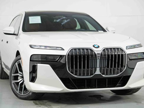 Used 2023 BMW 760i xDrive image 4