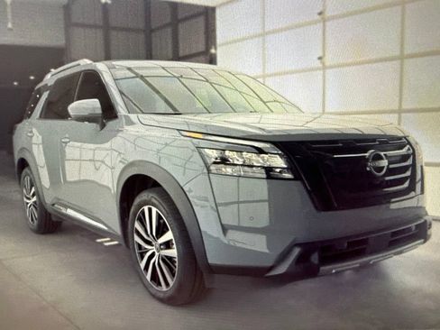 Used 2025 Nissan Pathfinder Platinum w/ Black Appearance Package AWD/4WD image 3