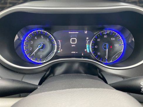 Used 2024 Chrysler Pacifica Touring-L FWD image 6