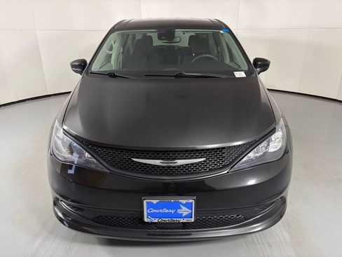 Used 2023 Chrysler Voyager LX image 4