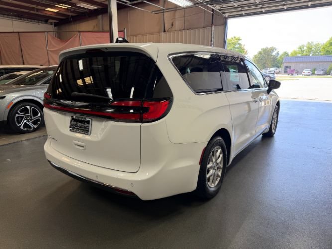 Used 2024 Chrysler Pacifica Touring-L FWD image 5