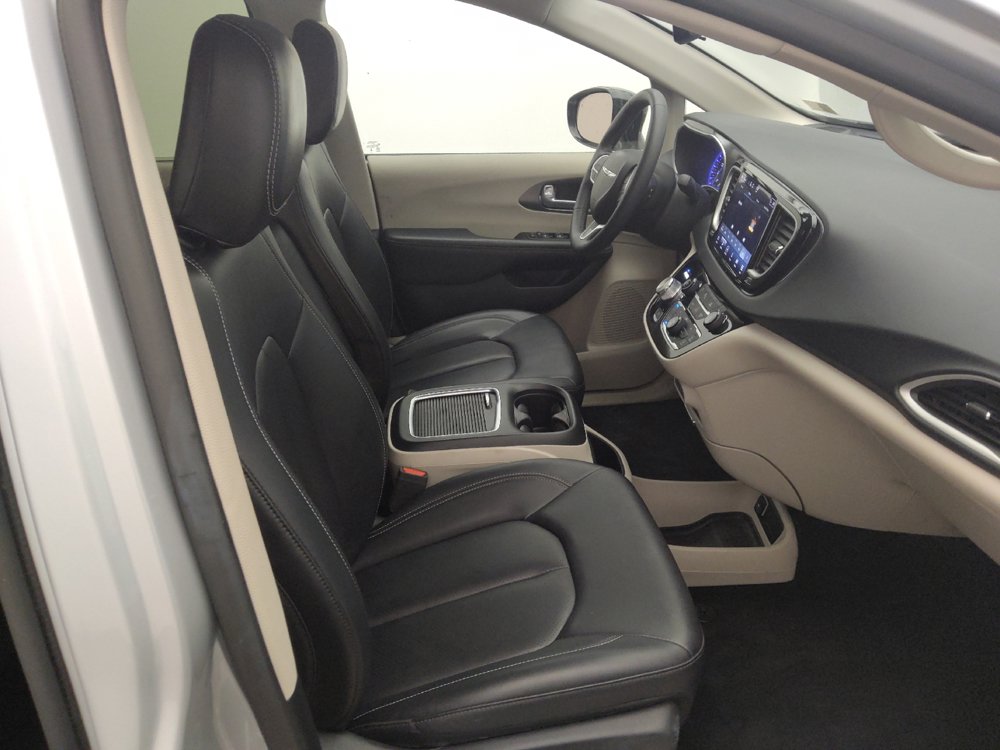 Used 2024 Chrysler Pacifica Touring-L FWD image 21
