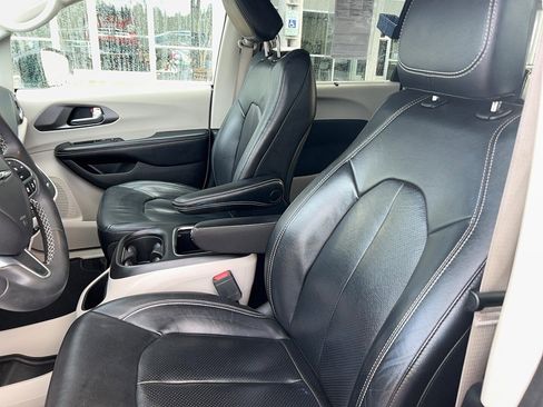 Used 2022 Chrysler Pacifica Touring-L image 16
