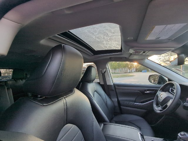Used 2025 Toyota Highlander XLE FWD image 4