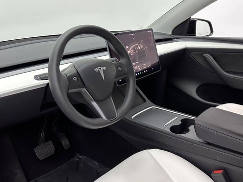 Used 2023 Tesla Model Y Long Range image 8