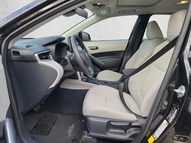 Used 2023 Toyota Corolla Cross LE w/ Moonroof Package AWD/4WD image 17
