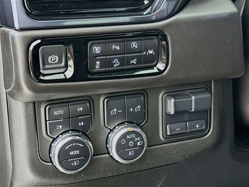 Used 2025 GMC Yukon AT4 Ultimate AWD/4WD image 11