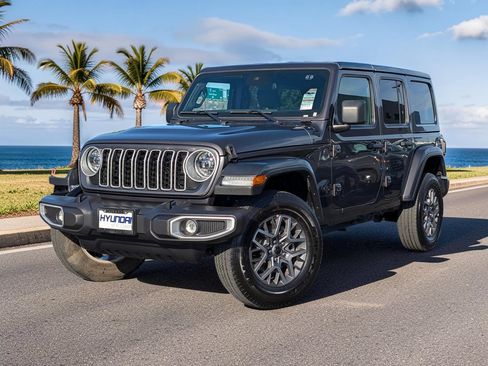 Used 2025 Jeep Wrangler Unlimited Sahara AWD/4WD image 2