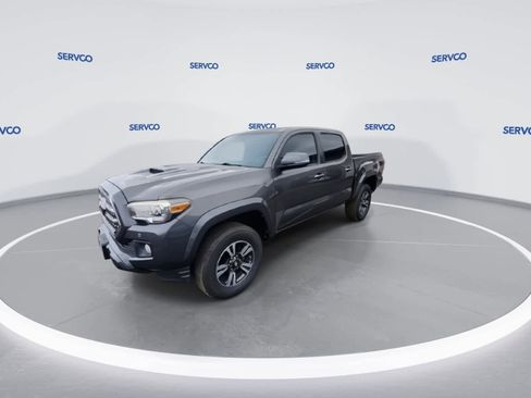 Used 2017 Toyota Tacoma TRD Sport image 4