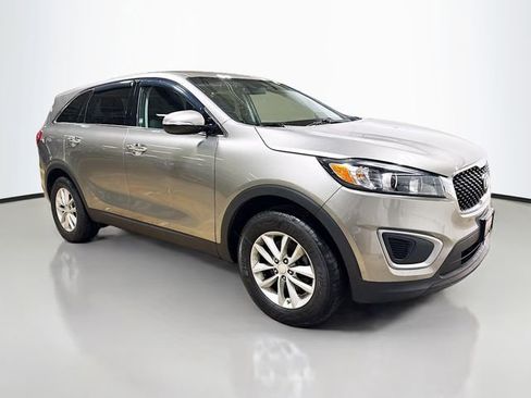 Used 2017 Kia Sorento L image 5