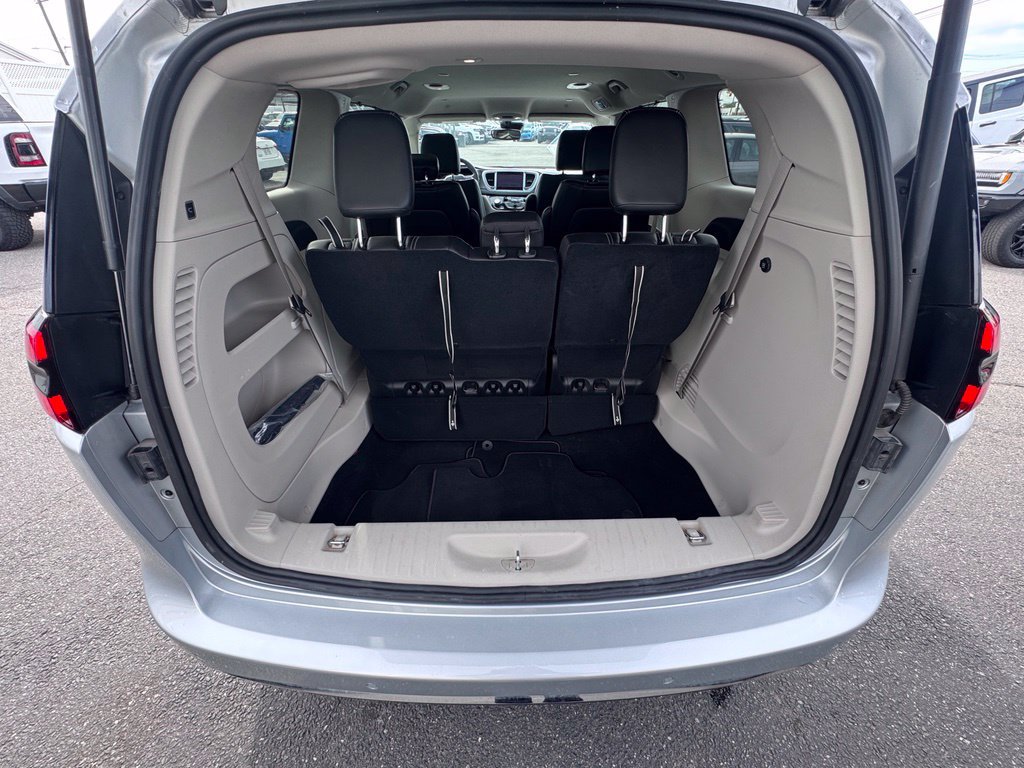 Used 2023 Chrysler Pacifica Touring-L FWD image 8