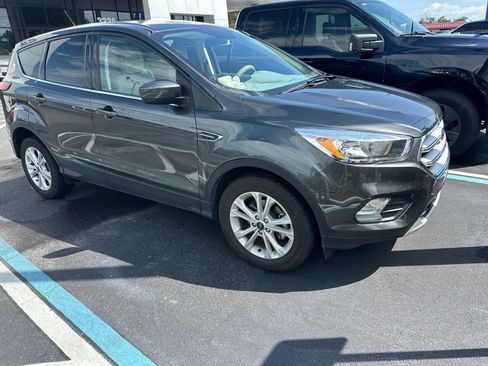 Used 2019 Ford Escape SE FWD image 2