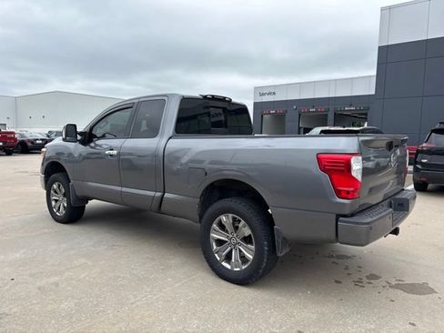 Used 2018 Nissan Titan SV w/ SV Convenience Package AWD/4WD image 4