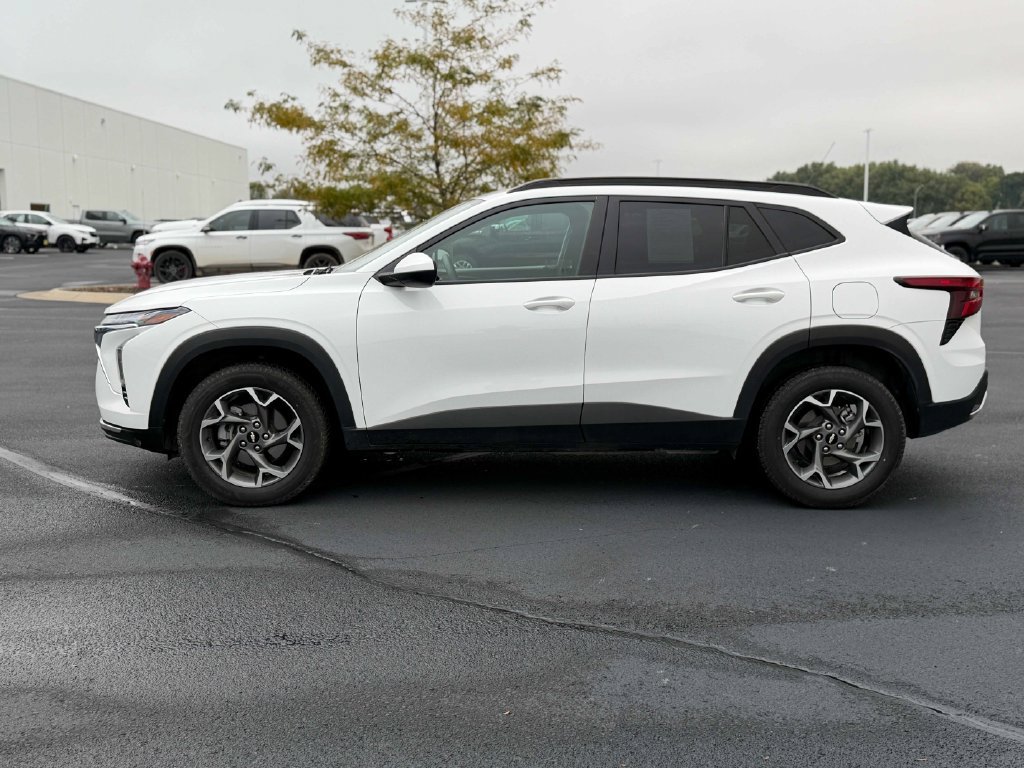 Used 2025 Chevrolet Trax LT FWD image 11